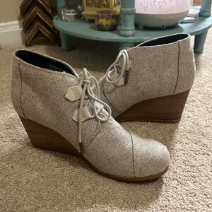 TOMS Kala Wedge Ankle Booties Beige Tan Textured Fabric Shoes Size 8.5 Boots